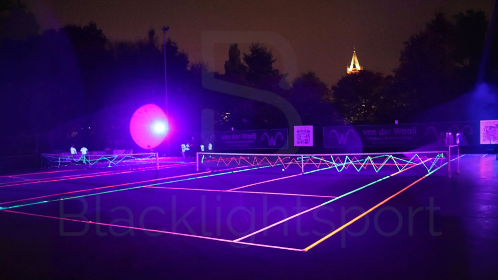 Blacklightsport - Outdoor glow in the dark tennis boeken